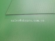 緑色のダイヤモンド ポリ塩化ビニールのコンベヤー ベルトの光沢のあるマットの滑らかなグリップの上