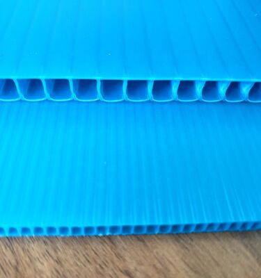 カスタムサイズリサイクル可能防水PPプラスチック段ボールシート（箱包装用）