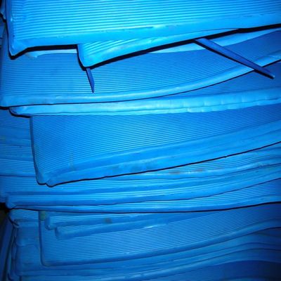 耐久および軽い泡Outsolesはフリップフロップ/浜のスリッパのための色のエヴァの泡シートを分類した